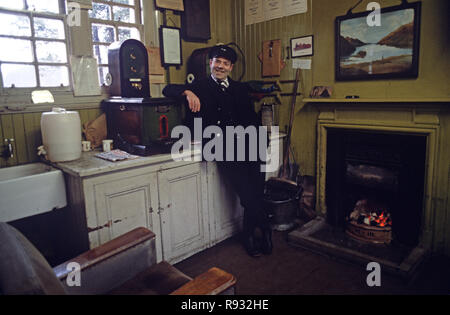 British Rail Station master in Glenfinnan stazione ferroviaria, West Highland Glasgow a Mallaig Linea, Highlands, Scozia Foto Stock