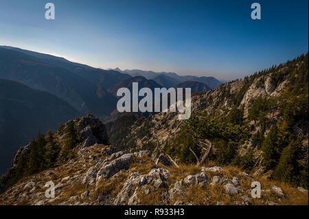 Vista panoramica dalla cima del egli Stadelwand grad di Rax valle, con erba, roccia e cielo blu scuro, Alpen, Austria inferiore Foto Stock