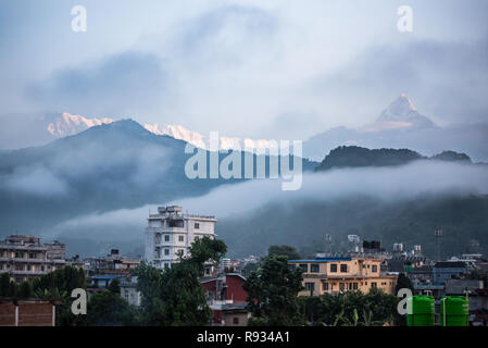 La coda di pesce oltre a Pokhara Foto Stock