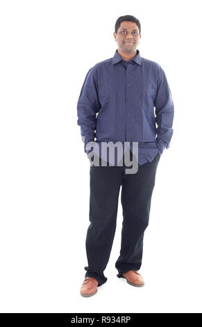 Ritratto di una buona ricerca African American business uomo contro uno sfondo bianco Foto Stock
