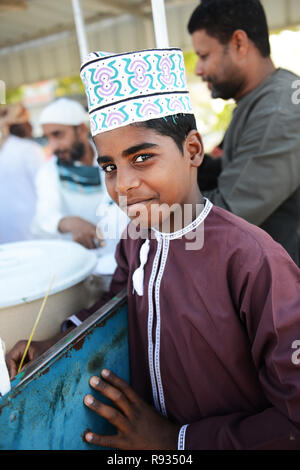 Ritratto di un ragazzo Omani prese presso la trafficata Nizwa Mercato del Bestiame si tiene ogni venerdì mattina in Nizwa fort in Oman. Foto Stock