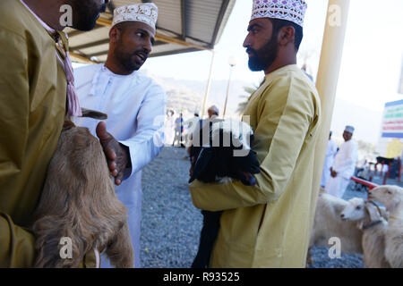 La trafficata Nizwa Mercato del Bestiame si tiene ogni venerdì mattina in Nizwa fort in Oman. Foto Stock