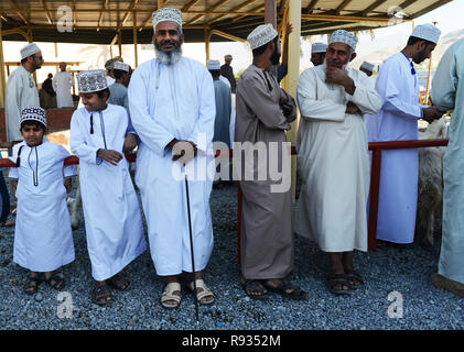 La trafficata Nizwa Mercato del Bestiame si tiene ogni venerdì mattina in Nizwa fort in Oman. Foto Stock