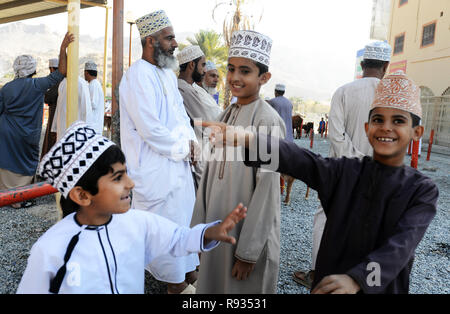 La trafficata Nizwa Mercato del Bestiame si tiene ogni venerdì mattina in Nizwa fort in Oman. Foto Stock