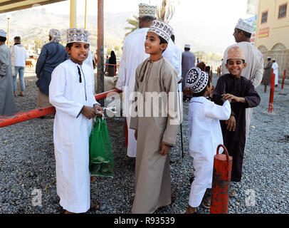 La trafficata Nizwa Mercato del Bestiame si tiene ogni venerdì mattina in Nizwa fort in Oman. Foto Stock