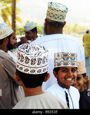 La trafficata Nizwa Mercato del Bestiame si tiene ogni venerdì mattina in Nizwa fort in Oman. Foto Stock