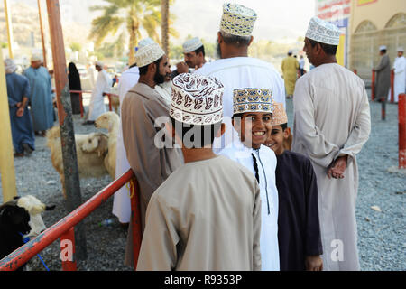 La trafficata Nizwa Mercato del Bestiame si tiene ogni venerdì mattina in Nizwa fort in Oman. Foto Stock