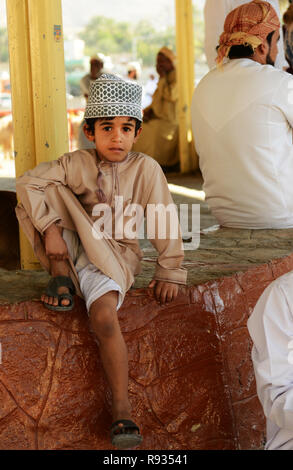 La trafficata Nizwa Mercato del Bestiame si tiene ogni venerdì mattina in Nizwa fort in Oman. Foto Stock