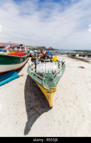 I pescatori di attrezzature di sabbia in una spiaggia vicino a Punta de Choros città in Cile. Barca da pesca sopra la sabbia in attesa di essere utilizzati per andare a pesca Foto Stock