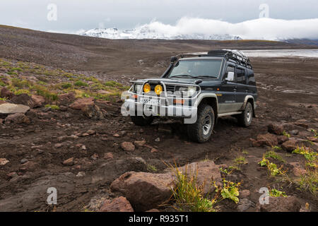 Estremi off-road spedizione auto Toyota Land Cruiser Prado guida su strada di montagna Foto Stock