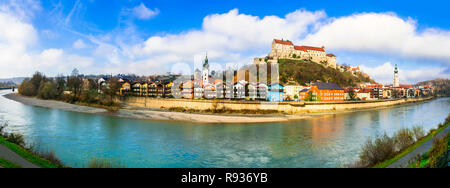 Impressionante Burghausen village,vista con castello e case tradizionali,Baviera, Germania. Foto Stock
