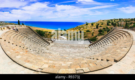 Imponenti rovine di Kourion, visualizzare con il teatro antico e il mare,l'isola di Cipro. Foto Stock