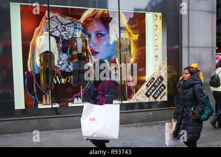 Gli amanti dello shopping sono visti a Londra, in Oxford Street con 6 giorni di tempo per il giorno di Natale. I dettaglianti sono in attesa di un rush di acquirenti in piombo-fino al Natale come vendite in molti negozi hanno iniziato a. Foto Stock