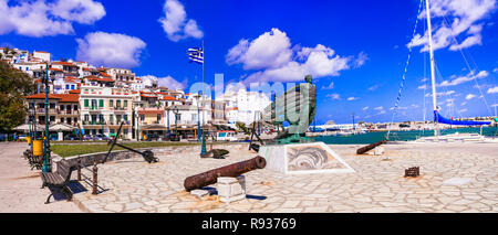 Case tradizionali bianche e mare di Skopelos island.Grecia. Foto Stock