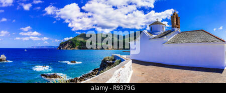 Bianco tradizionale chiesa,mare e monti in Skopelos Island, Grecia. Foto Stock