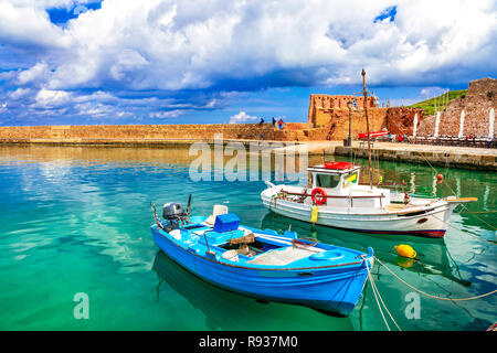 Bella Chania old town,vista con il mare e le barche,l'isola di Creta, Grecia. Foto Stock