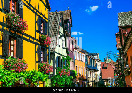 Tradizionali case colorate in Riquewihr village,l'Alsazia, Francia. Foto Stock