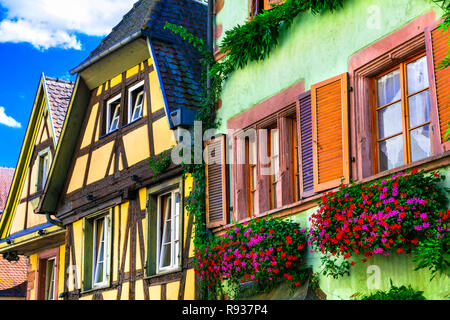 Tradizionali case colorate in Riquewihr village,l'Alsazia, Francia. Foto Stock