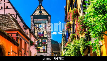 Tradizionali case colorate in Riquewihr village,l'Alsazia, Francia. Foto Stock