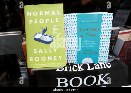 "Gente normale" da Irish autore Sally Rooney in Brick Lane Prenota vetrina East London REGNO UNITO KATHY DEWITT Foto Stock