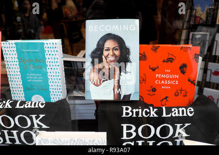 Michelle Obama libro 'diventando' sul display con Penguin Classics e discorsi di nota in Brick Lane Prenota vetrina Shoreditch Londra UK KATHY DEWITT Foto Stock