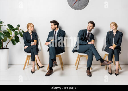 Collage di young business persone azienda bicchieri di carta e in attesa su sedie in linea Foto Stock