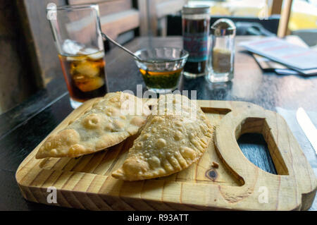 Cibo messicano, latino-americani, tradizionale pasta cotta Empanadas con carne Foto Stock