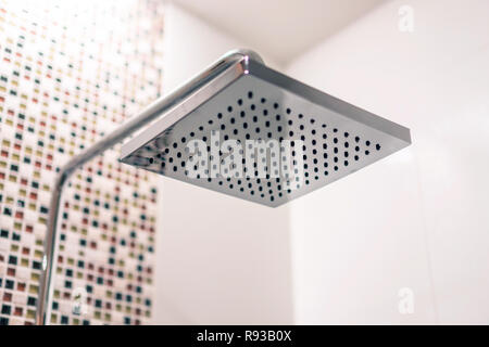 Doccia con getto a pioggia di close-up, Quadrato cromato attrezzatura di lusso Foto Stock