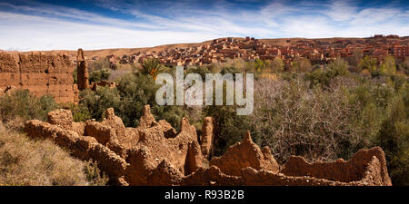 Il Marocco, Dades Valley rovine del vecchio fango Kasbah vicino Tamellalt in Alto Atlante, panoramica Foto Stock