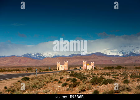 Il Marocco, Alt Illit, Amerzgane Gateway in Dades Gorge regione coperta in grafitti Foto Stock