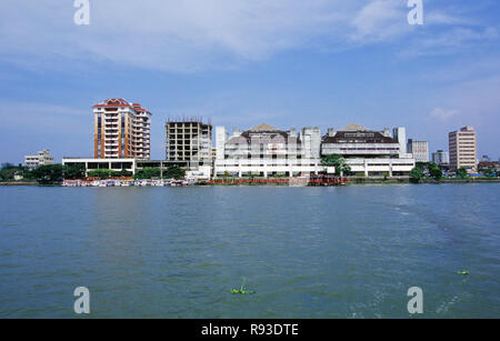 Un busker gonfiare palloncini presso il lungomare della città di Kochi noto  anche come Cochin nello stato del Kerala India del Sud Foto stock - Alamy