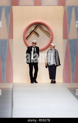 Milano, Italia - 21 settembre: Designer Karl Lagerfeld e Silvia Venturini Fendi riconoscendo gli applausi del pubblico dopo il Fendi mostra durante la M Foto Stock