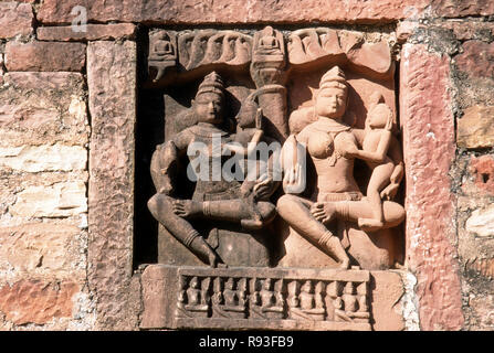 Le statue del dio Shiva e Parvati, deogarh, Madhya Pradesh, India Foto Stock