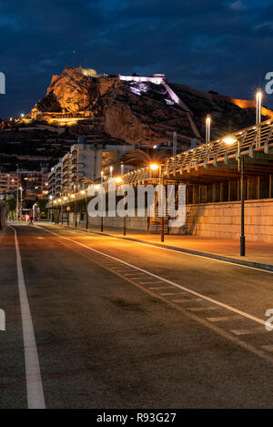 Castello di Santa Barbara di notte dal porto, Alicante, Costa Blanca, Spagna Foto Stock