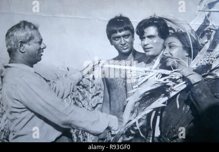Attori di bollywood indiani Sunil Dutt Rajendra Kumar e l'attrice Nargis Dutt con il direttore Mehboob Khan nel film hindi Madre India, India, Asia Foto Stock