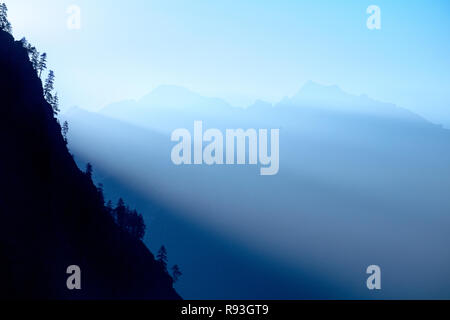 Alba nella regione di Manaslu del Nepal Himalaya con la luce del sole streaming su un crinale Foto Stock