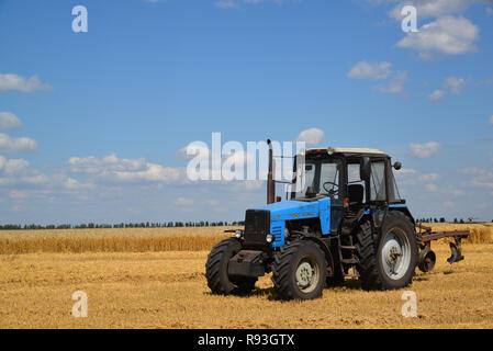 Gryazi, Russia - agosto 2.2017. La Bielorussia è un trattore gommato, prodotte dal 1950 a Minsk Tractor Plant in Bielorussia. Foto Stock
