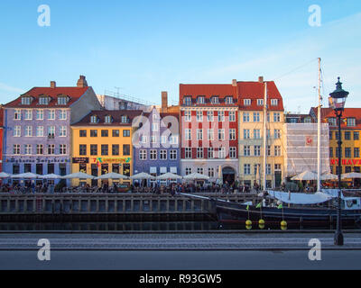 COPENHAGEN, Danimarca-aprile 10, 2016: piccole case di Nyhavn in twilight Foto Stock