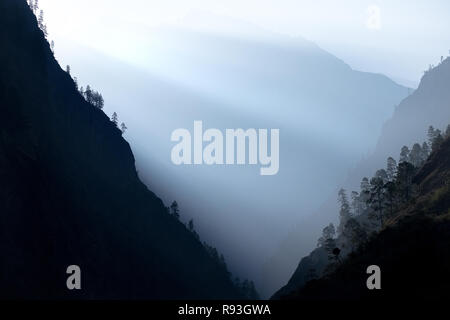 Alba nella regione di Manaslu del Nepal Himalaya con la luce del sole streaming su un crinale Foto Stock