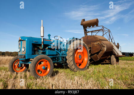 Un Super Major 1961 Vintage con il trattore trainato Claas Super 500 mietitrebbia Foto Stock