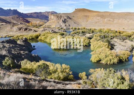 Paesaggio fluviale Anfiteatro in autunno, fiume Limay vicino a Bariloche, Ruta 40, Patagonia, Argentina Foto Stock