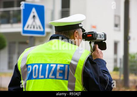 Poliziotto operando una velocità del laser gun, estesi controlli di velocità nella Renania settentrionale-Vestfalia su 24.10.2012, Recklinghausen Foto Stock