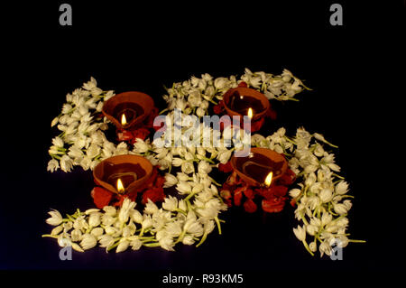 Diwali diya brucia olio lampada festival indiano di luci india Foto Stock