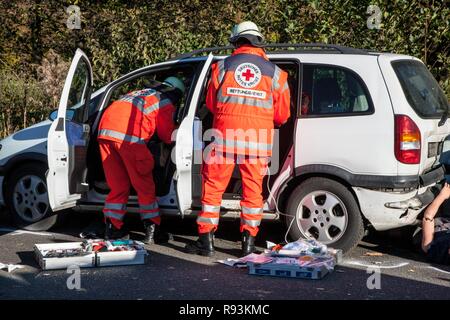 Esercizio di emergenza con numerose organizzazioni di soccorso e le forze di polizia che partecipano, in scena incidente di massa su una autostrada, Duelmen Foto Stock