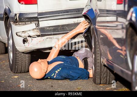 Manichino manichino che rappresenta un corpo, incuneato tra la collisione di veicoli, esercizio di emergenza con numerose organizzazioni di soccorso Foto Stock