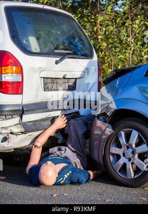 Manichino manichino che rappresenta un corpo, incuneato tra la collisione di veicoli, esercizio di emergenza con numerose organizzazioni di soccorso Foto Stock