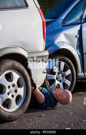 Manichino manichino che rappresenta un corpo, catturati tra la collisione di veicoli, esercizio di emergenza con numerose organizzazioni di soccorso Foto Stock