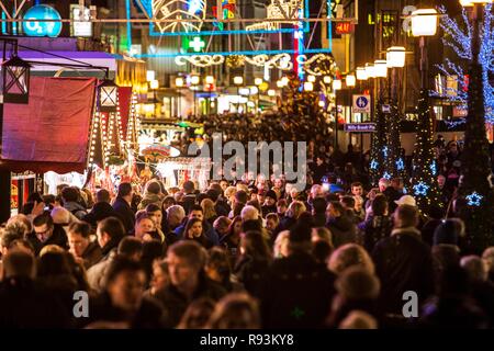 Una folla di gente che spingendo attraverso negozi e mercatini di Natale bancarelle, zona pedonale nel centro della città di Essen, Essen Foto Stock