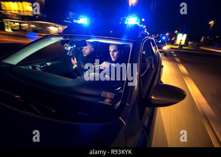 Pattuglia di polizia in un funzionamento di emergenza, con luci blu e sirene Foto Stock