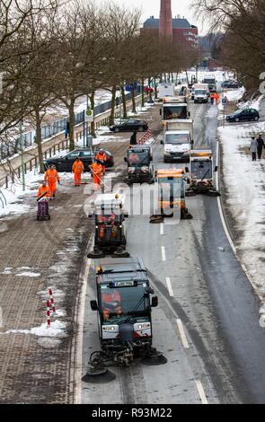 Pulizia della strada comunale dei lavoratori di pulizia pulizia di una strada dopo una sfilata di carnevale, Essen, Nord Reno-Westfalia, Germania Foto Stock